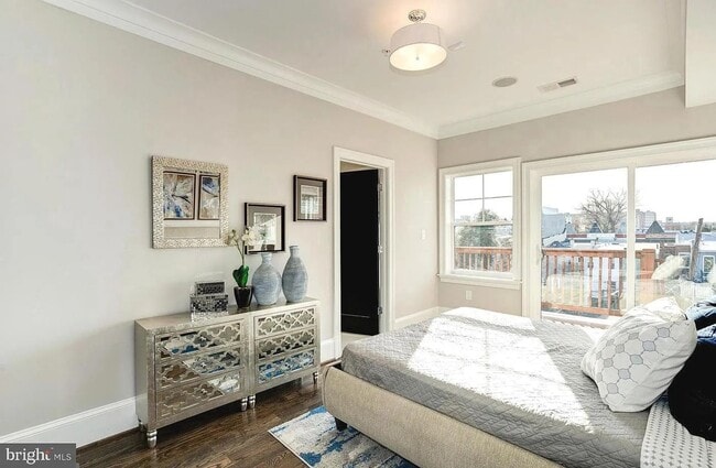 Building Photo - Amazing Top Floor, 2BR, 2BA with Private Rooftop and Garage parking! A Must see!!