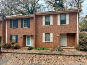 Building Photo - Beautifully Updated Townhome in the Heart of Clemson