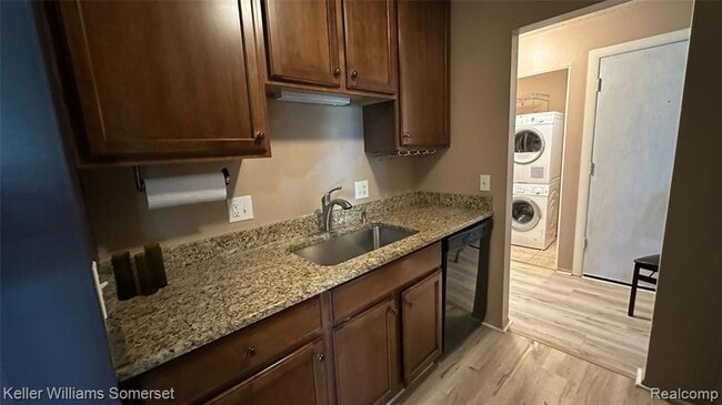 Building Photo - 685 E Fox Hills Dr