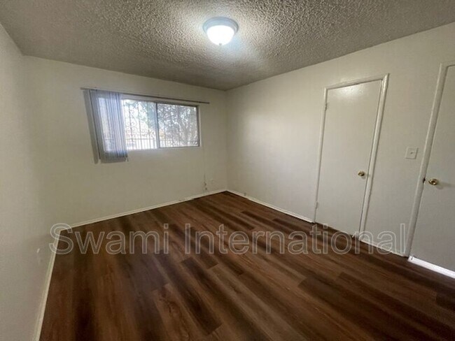 Building Photo - 1303 W 107th St