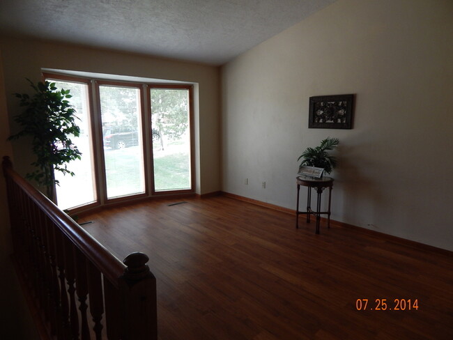 Building Photo - 3 bedroom, 2.75 bath, 2 car garage, family...