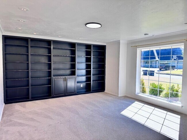 Building Photo - 3025 Regency Ct