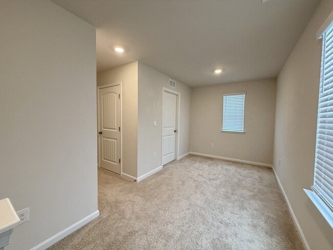 Building Photo - 633 Currant Cir