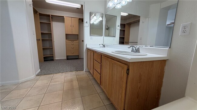 Building Photo - 2424 Predera Ave