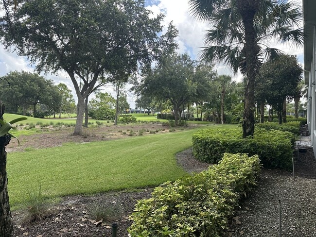 Building Photo - FURNISHED/TURNKEY 2+Den, 2 bath 1 car garage 1st floor condo in River Hall