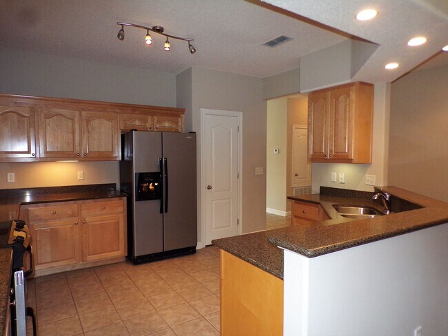 Building Photo - Spacious 3 Bed/2 Bath Home on Wooded Lot