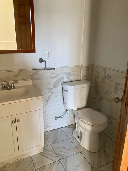 Building Photo - 916 Maple St