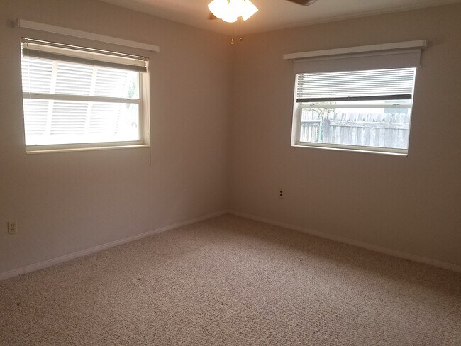 Building Photo - 1560 Robinson Dr N