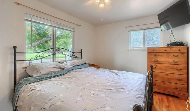 Building Photo - Huge room in a large shared home, private bathroom, great neighborhood, friendly roommates!