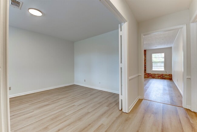 Building Photo - 3218 Crestdale Dr