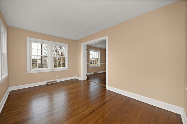 Building Photo - 109 W Poplar St