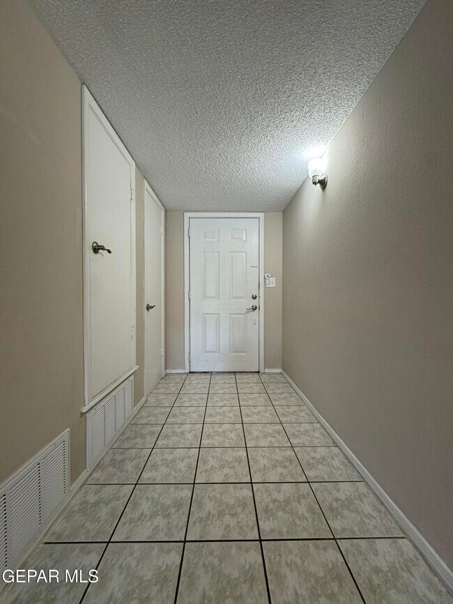 Building Photo - 701 Espolon Dr