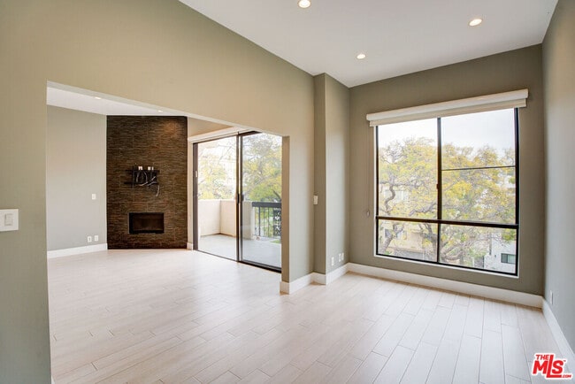 Building Photo - 423 N Palm Dr