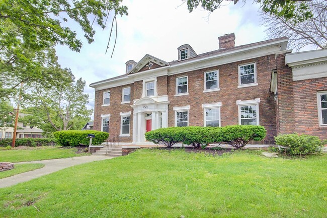 Building Photo - 4 Bed Stately Home