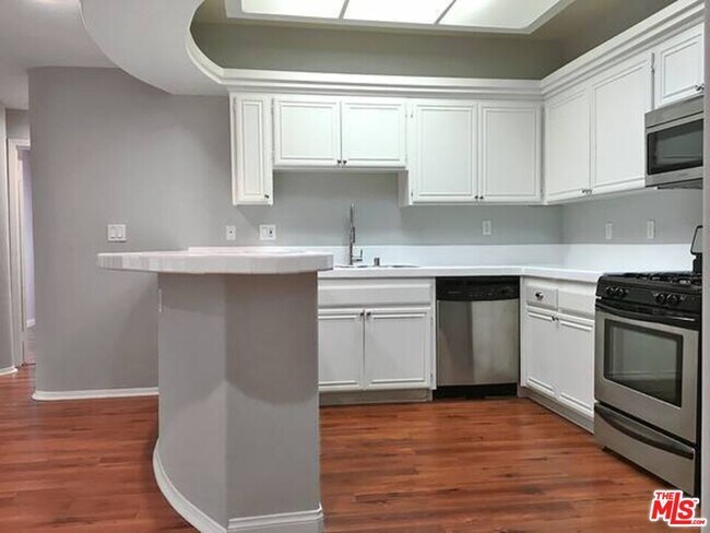 Building Photo - 12712 Moorpark St