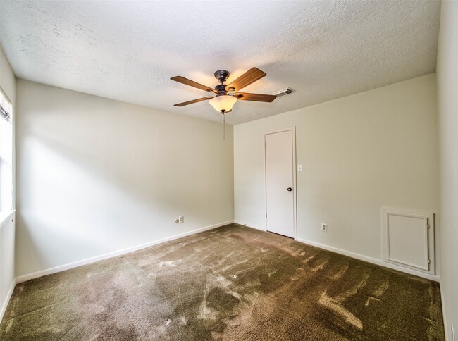Building Photo - 8022 La Brea Dr