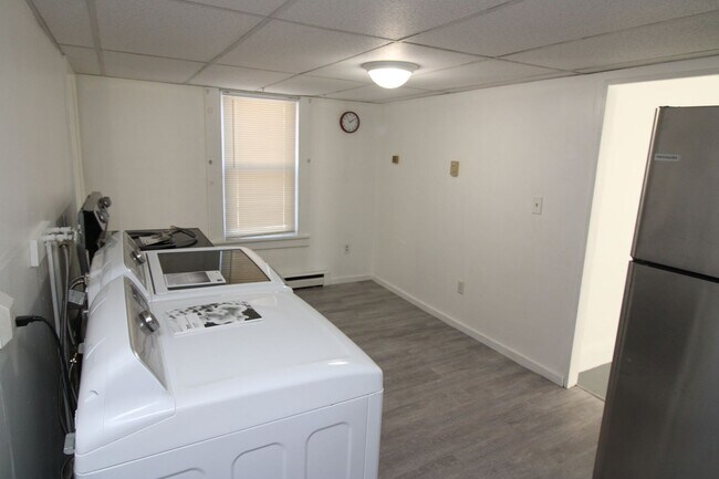 Building Photo - 546 Main St