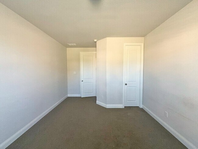 Building Photo - 501 Upper Falls Ln