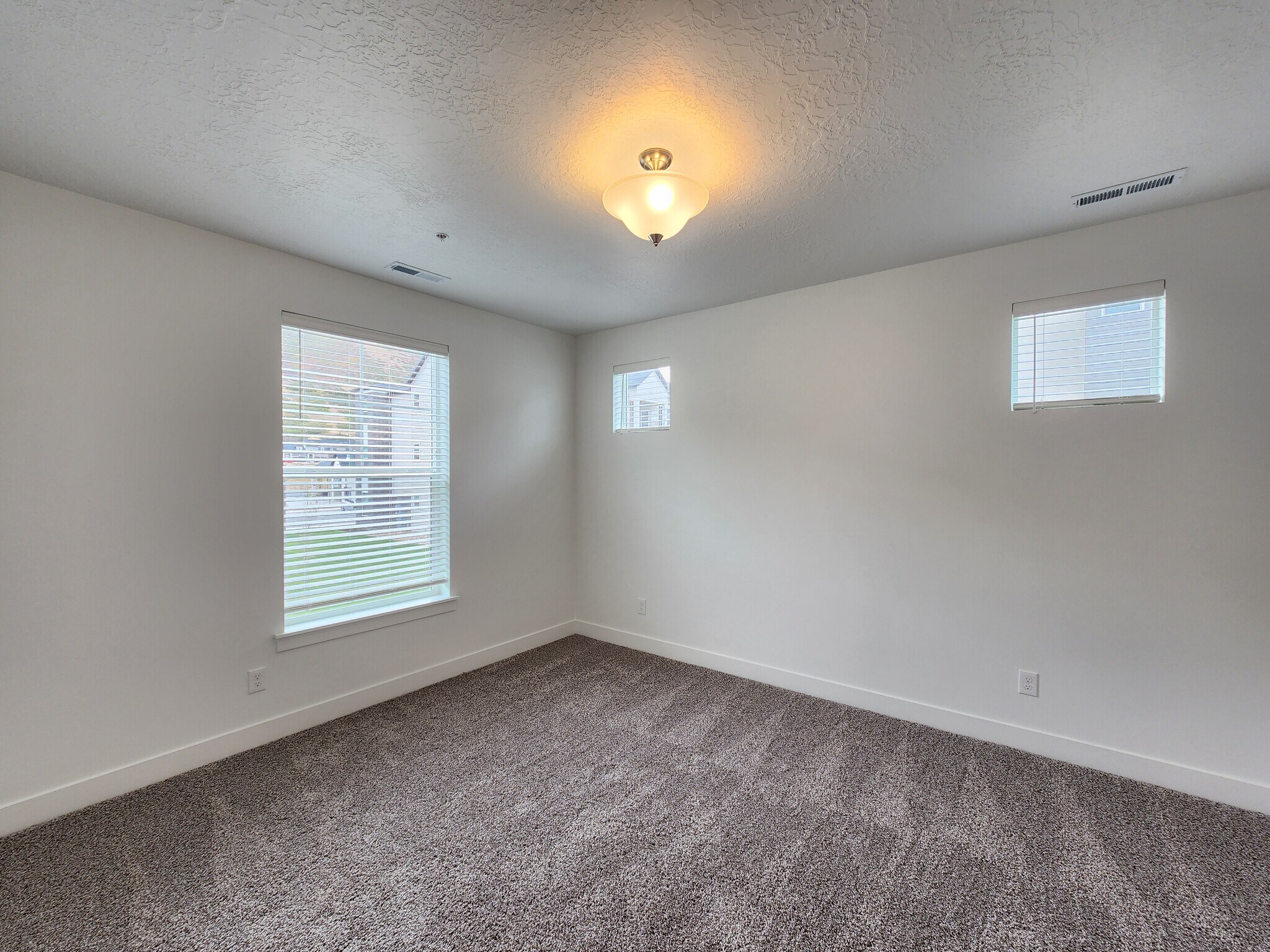 Building Photo - 4735 S Alder Dr