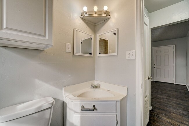 Building Photo - 3 Bed 1 Bath in Del City!