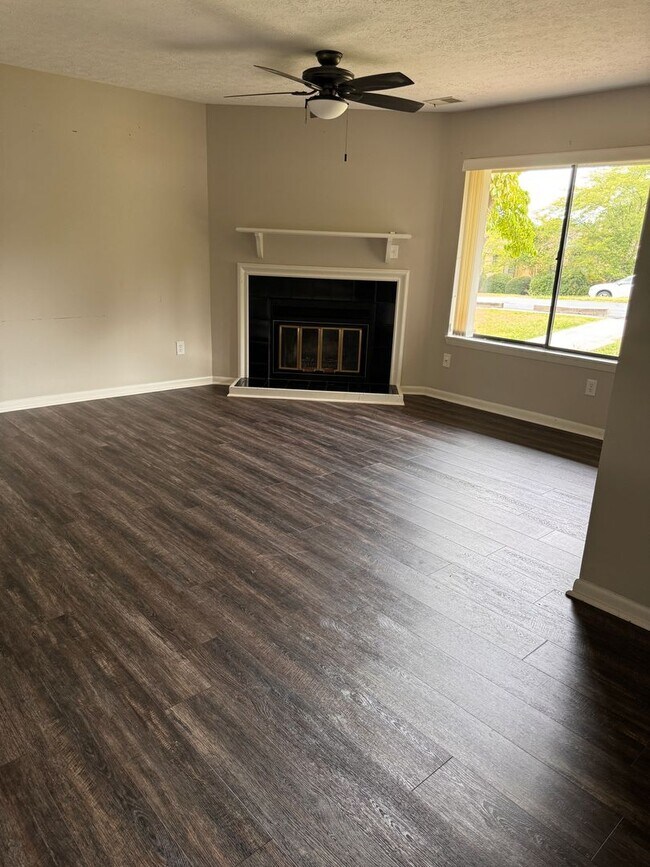 Building Photo - 2 Bedroom || 1.5 Bathroom Townhouse