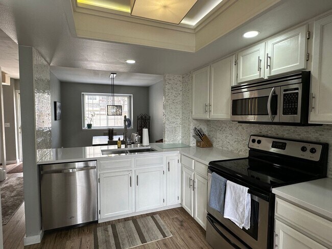 Building Photo - Spacious 2 Bed 2.5 Bath in the heart of Indian Creek