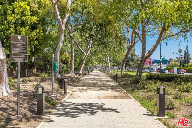 Building Photo - 604 Alta Dr