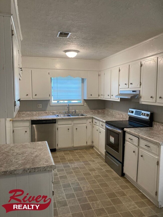 Building Photo - 3 Bedroom 2 Bath House with Double Garage ...