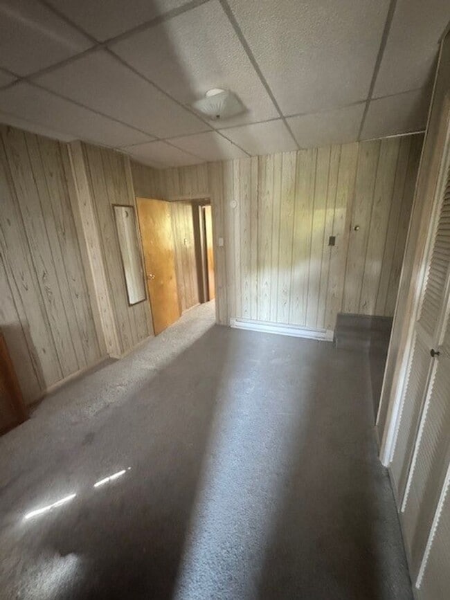 Building Photo - 4 bedroom 1 bathroom plus office