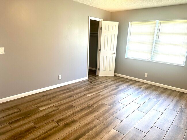 Building Photo - 9305 Sunrise Dr