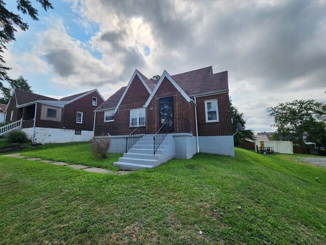 Building Photo - 824 Oak St