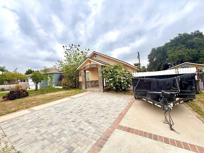 Building Photo - Updated home