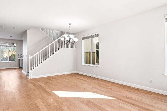 Building Photo - Beautiful single 4 Bed, 2.5 Bath Family Home in Quiet Neighborhood!