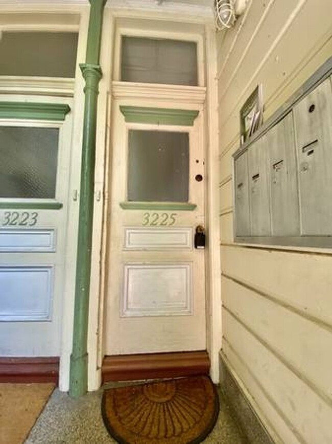 Building Photo - 2BR/1BA Edwardian with Renovated Kitchen &...