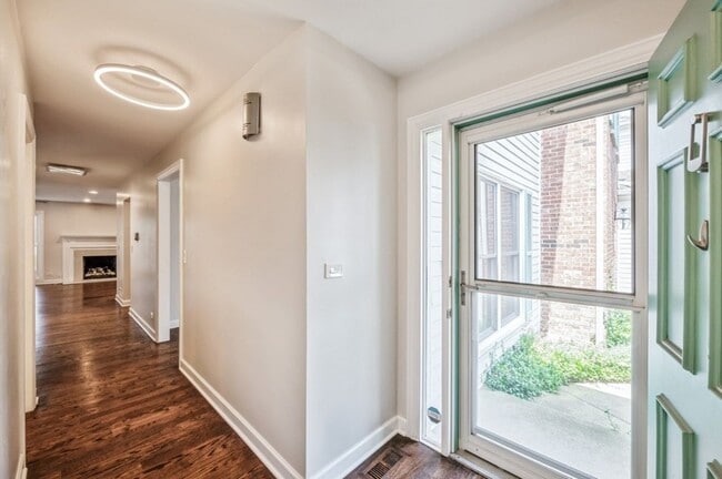 Building Photo - Gorgeous & Spacious Lincolshire Townhouse ...