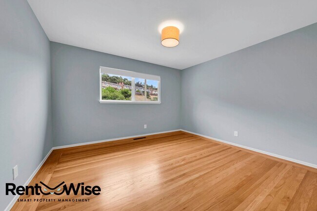 Building Photo - 315 Crestmont Dr