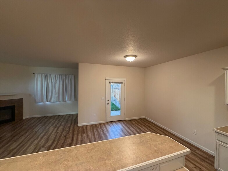 Building Photo - 4120 SW Reindeer Ave