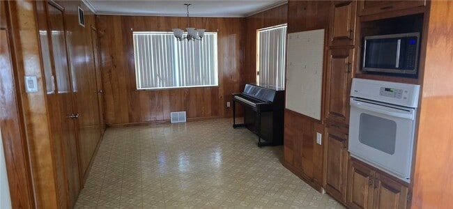 Building Photo - 1918 W Wedington Dr