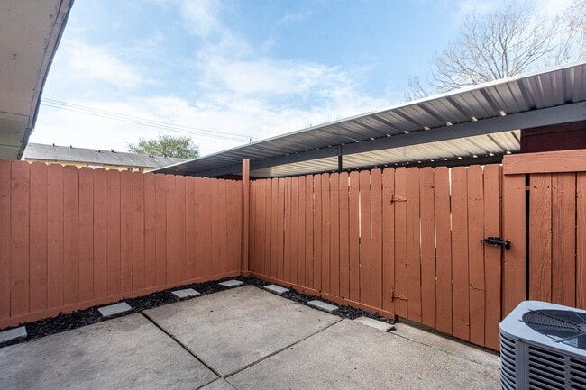 Building Photo - 7950 Grove Ridge Dr