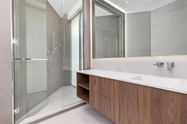 Building Photo - 503 Palm Dr