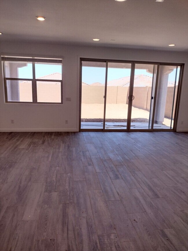 Building Photo - NEWER BUILD IN BEAUTIFUL GATED PHOENIX COMMUNITY!