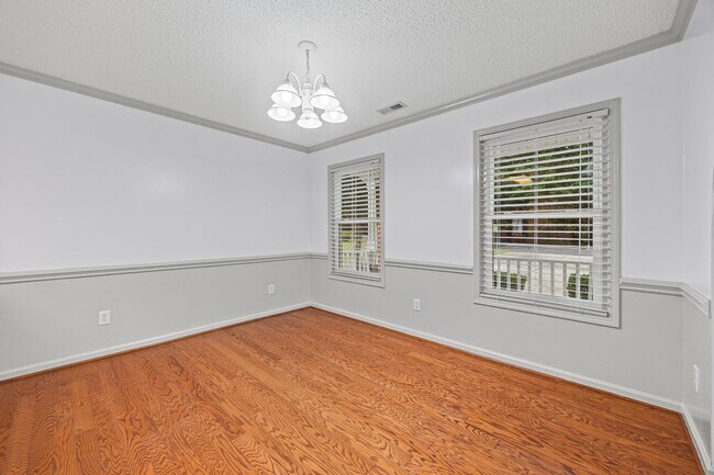 Building Photo - Beautiful 3-bed, 2 bath home in Hallmark G...