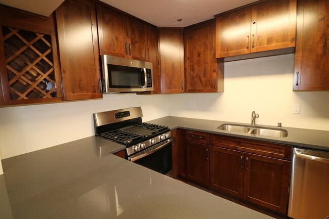 Building Photo - Studio City, 1Bed and 1.5 Bath Condo!