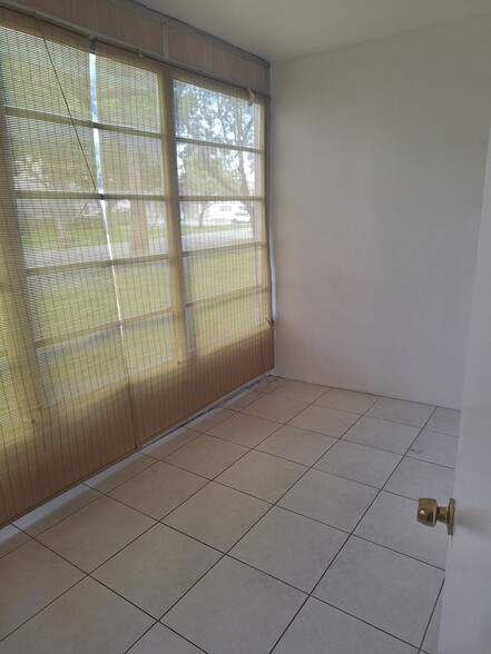 Building Photo - 5061 W Oakland Park Blvd
