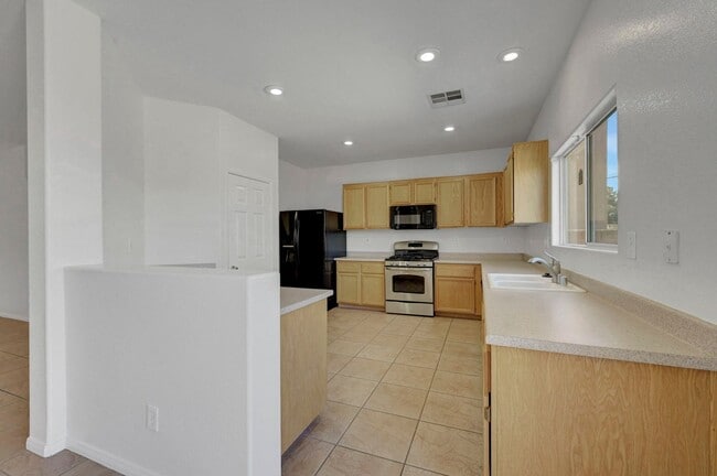 Building Photo - Adorable 2 story in the Northwest! Fresh paint and new carpet!