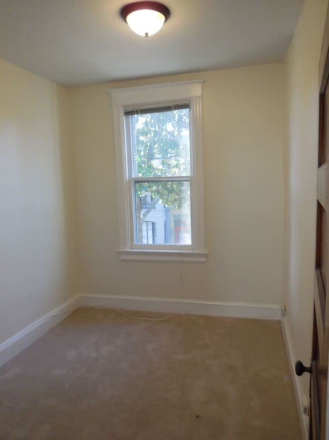 Building Photo - Charming Georgetown Townhouse on a quiet street