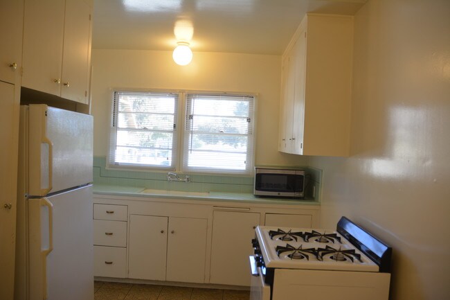 Kitchen - 605 N Holliston Ave