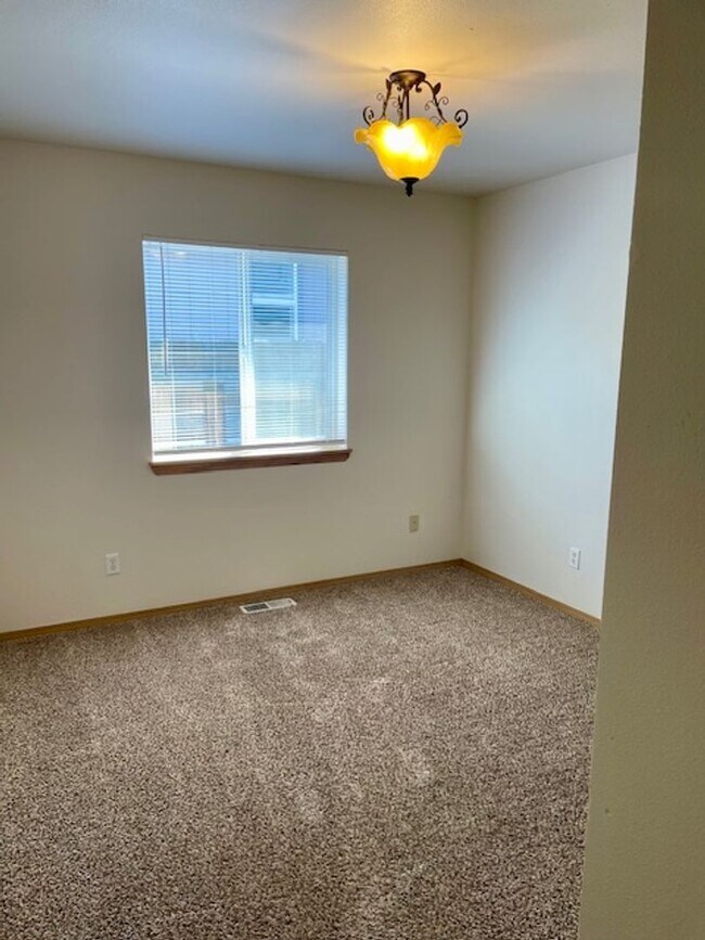Building Photo - Charming 3-Bedroom Home with Open Layout & Fenced Yard!