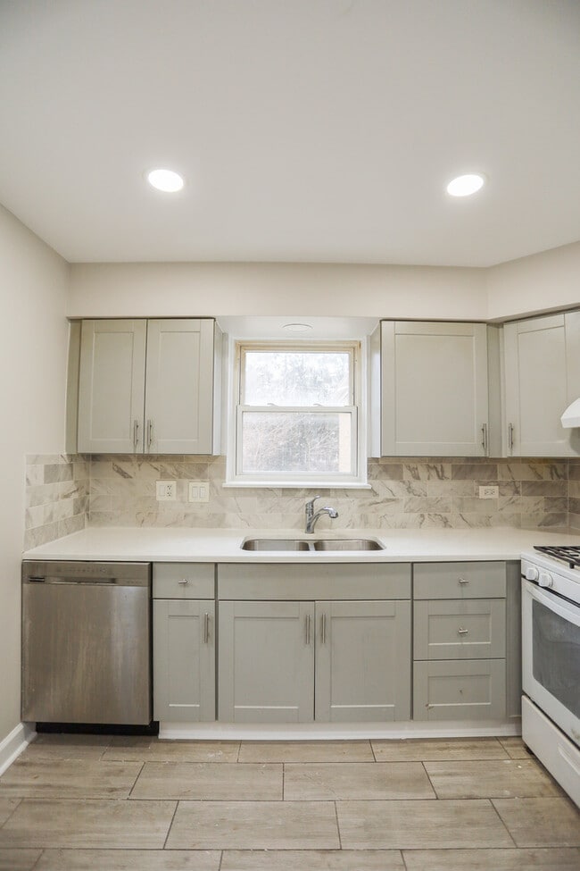 Building Photo - 3126 W Chase Ave