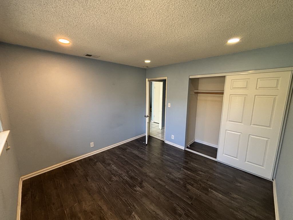 Building Photo - 498 Ginkgo Ct